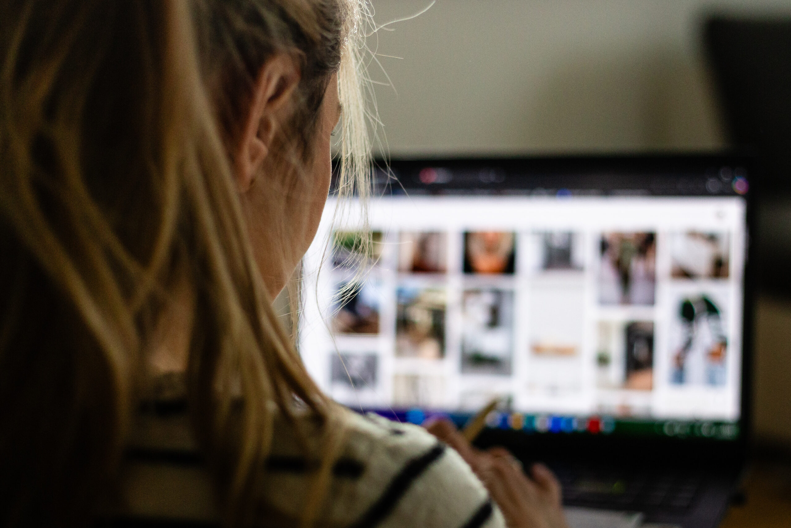 Social Media Managerin blickt auf Laptop