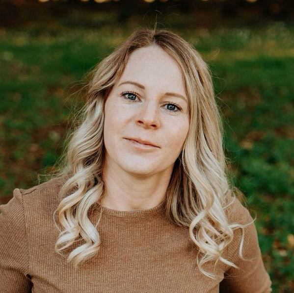 Frau mit blonden Haaren, Mitte 30